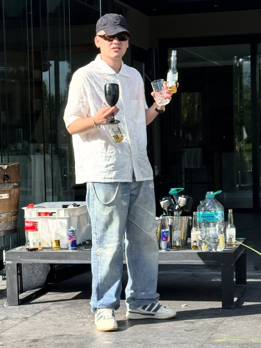 lovdbymar's tweet image. cuando salis al boliche con tu amiga y la ves chapando con el innombrable que le hizo la vida imposible