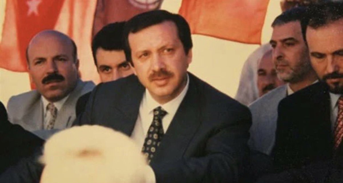Gençler İyi Okuyun!

İBB'nin öğrenci bursları ilk kez 1994’te Recep Tayyip Erdoğan'ın Belediye Başkanlığı döneminde başlatıldı.

14 yıl kesintisiz yapılan eğitim ve burs yardımları 2008’de CHP'nin Anayasa Mahkemesi’ne açtığı dava sonucu iptal edildi.

Dün engelleyip "olmaz"