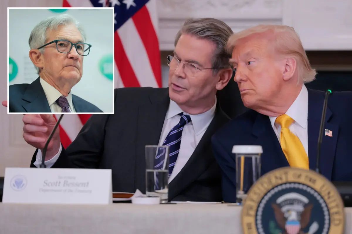 CryptosR_Us's tweet photo. THIS WEEK DECIDES THE TONE FOR RISK

📊 Monday:
Markets react to Trump calling for a 10% cap on credit card rates -- a direct shot at banks, consumer credit, and margins.

📊 Tuesday:
December CPI inflation -- still the single most important input for rate expectations. Also October New Home Sales, which feeds straight into the growth and housing narrative.

📊 Wednesday:
November PPI inflation, showing where pipeline price pressure is heading.

⚖️ Plus a U.S. Supreme Court tariff ruling, which was a major volatility driver last year across equities, bonds, and crypto.

This is the kind of week where sentiment flips quickly. Inflation, policy, and liquidity all collide.

Expect movement -- not chop.