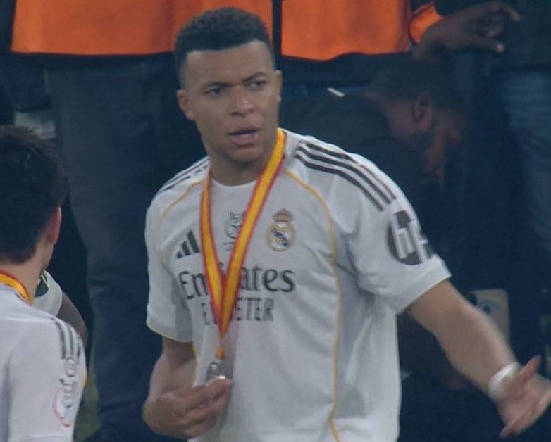 FcbnewsBR's tweet image. 🚨 O Real Madrid se recusou a prestar a tradicional homenagem ao Barcelona ao subir ao pódio. 

Foi Kylian Mbappé quem impediu seus companheiros de equipe de realizarem a salva de palmas.