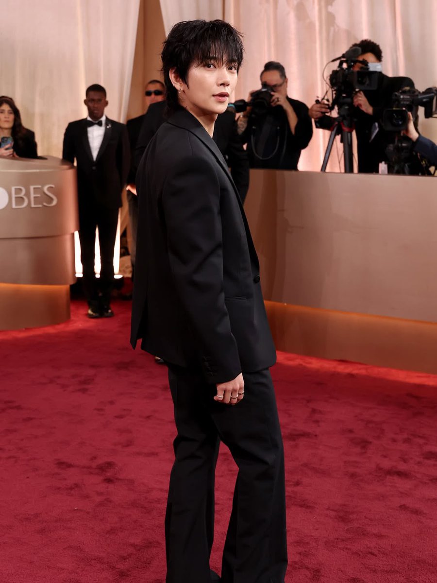 Genius_kor's tweet image. #SEVENTEEN’s #JOSHUA arrives at the #GoldenGlobes2026 red carpet with the best smile! ✨