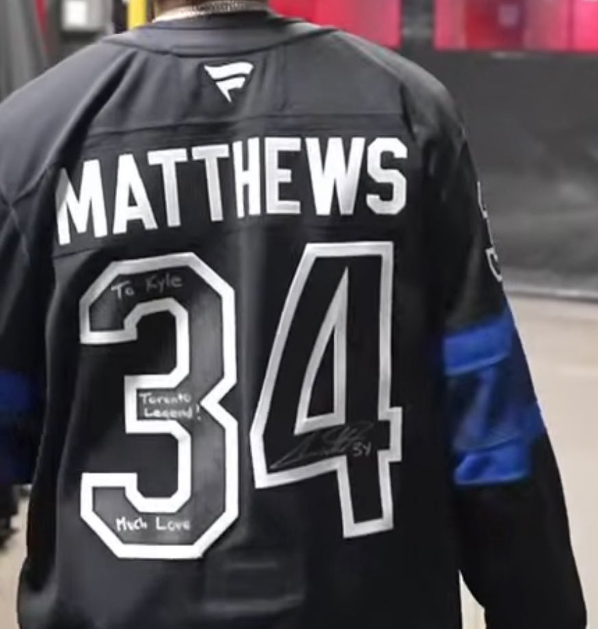 Leafslatest's tweet image. LOVE TO SEE IT: back in Toronto again with the 76ers, NBA champion and Raptors legend Kyle Lowry comes into the building with a signed Auston Matthews jersey 💙

“To Kyle, Toronto legend!
Much love”
— AM34

📸: @Sportsnet 

#LeafsForever