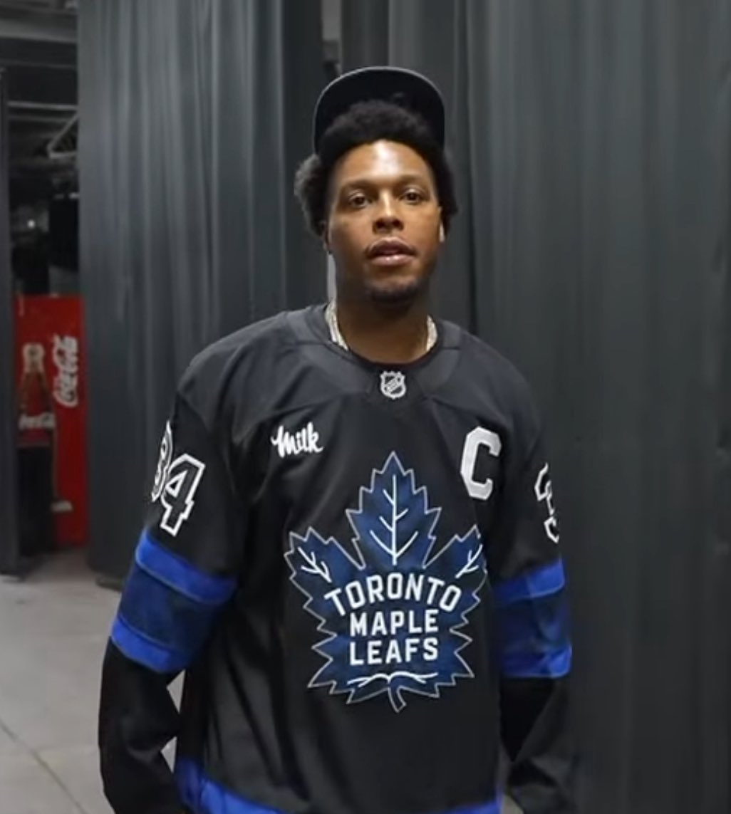 Leafslatest's tweet image. LOVE TO SEE IT: back in Toronto again with the 76ers, NBA champion and Raptors legend Kyle Lowry comes into the building with a signed Auston Matthews jersey 💙

“To Kyle, Toronto legend!
Much love”
— AM34

📸: @Sportsnet 

#LeafsForever