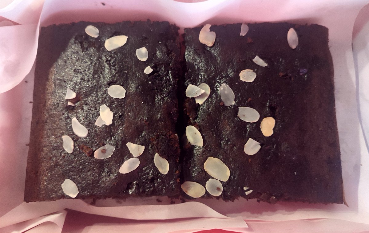 MarieOrk's tweet photo. Cocoa, lemon, date, and almond cake 🍋🍫 https://t.co/uWo2ogzA1t