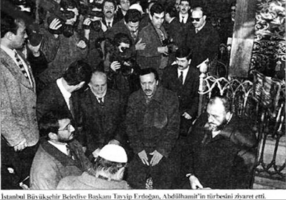 Yıl 1994!
Takvimler sıradan bir belediye seçimini değil, bir istikametin başlangıcını gösteriyordu. Recep Tayyip Erdoğan, İstanbul Büyükşehir Belediye Başkanı seçildiğinde daha ilk adımda kim olduğunu, nereden geldiğini ve nereye ait olduğunu ilan etti. Yolu makam odalarından