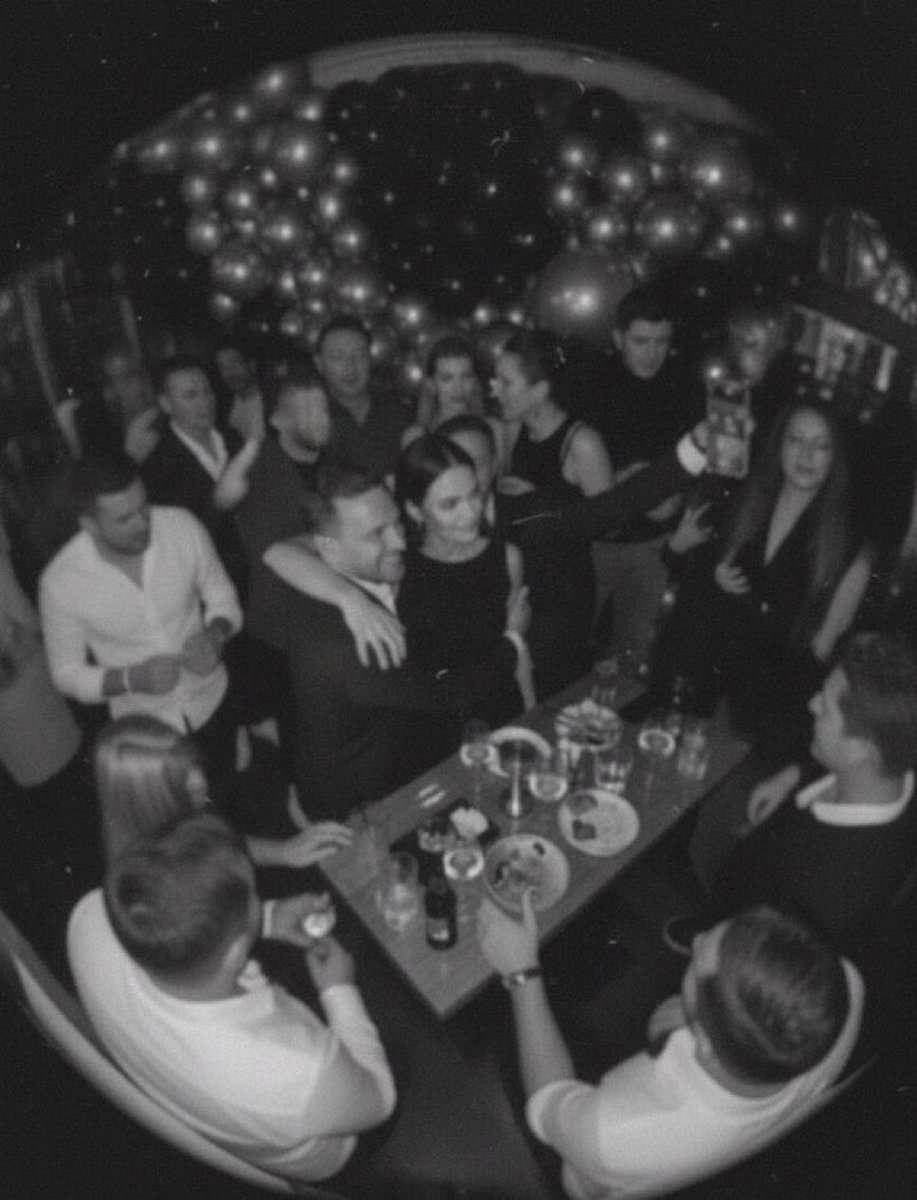 Masadaki beyazlıklar nedir bilen var mı? <a href="/GalatasaraySK/">Galatasaray SK</a>