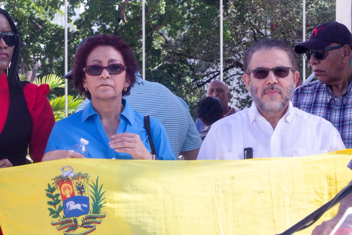 AlianzaPaisRD's tweet photo. Hoy nos unimos por la soberanía de América Latina y el Caribe.
Alianza País y el Frente Amplio, junto a Patria para Todos, comités de solidaridad con Venezuela y Cuba y militantes progresistas, alzamos nuestras voces y banderas contra la intervención en Venezuela.
#Solidaridad https://t.co/0oqclSy34X