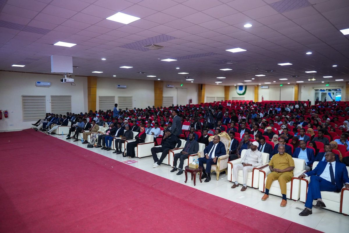 Plstatehouse's tweet image. Madaxweynaha Dowladda Puntland  @HESaidADeni ayaa caawa qasriga Madaxtooyada kullan kula qaatay Dhallinyarada #Puntland, Kulanka oo ay ka qaybgaleen in ka badan Kun dhallinyaro ah.