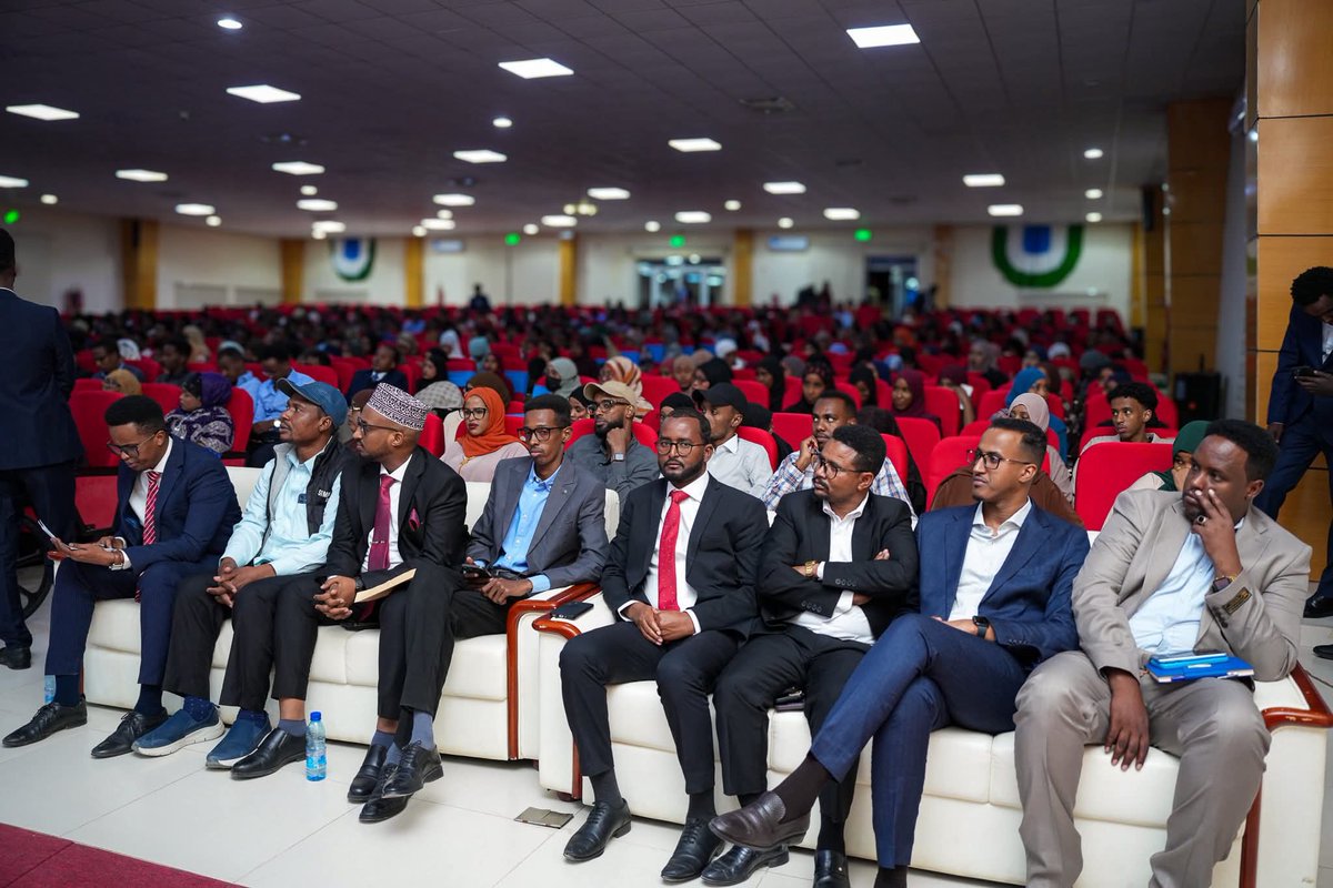 Plstatehouse's tweet image. Madaxweynaha Dowladda Puntland  @HESaidADeni ayaa caawa qasriga Madaxtooyada kullan kula qaatay Dhallinyarada #Puntland, Kulanka oo ay ka qaybgaleen in ka badan Kun dhallinyaro ah.