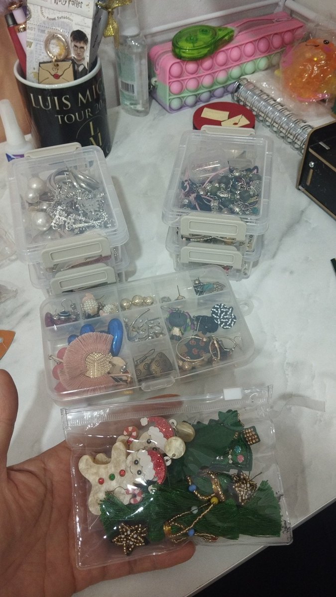 dannwitch17's tweet photo. Día de acomodar mi joyería y a guardar lo de navidad 🤧😭 lo de halloween lo uso todos los días 🫶✨ #everydayishalloween https://t.co/ZosmAZu94f