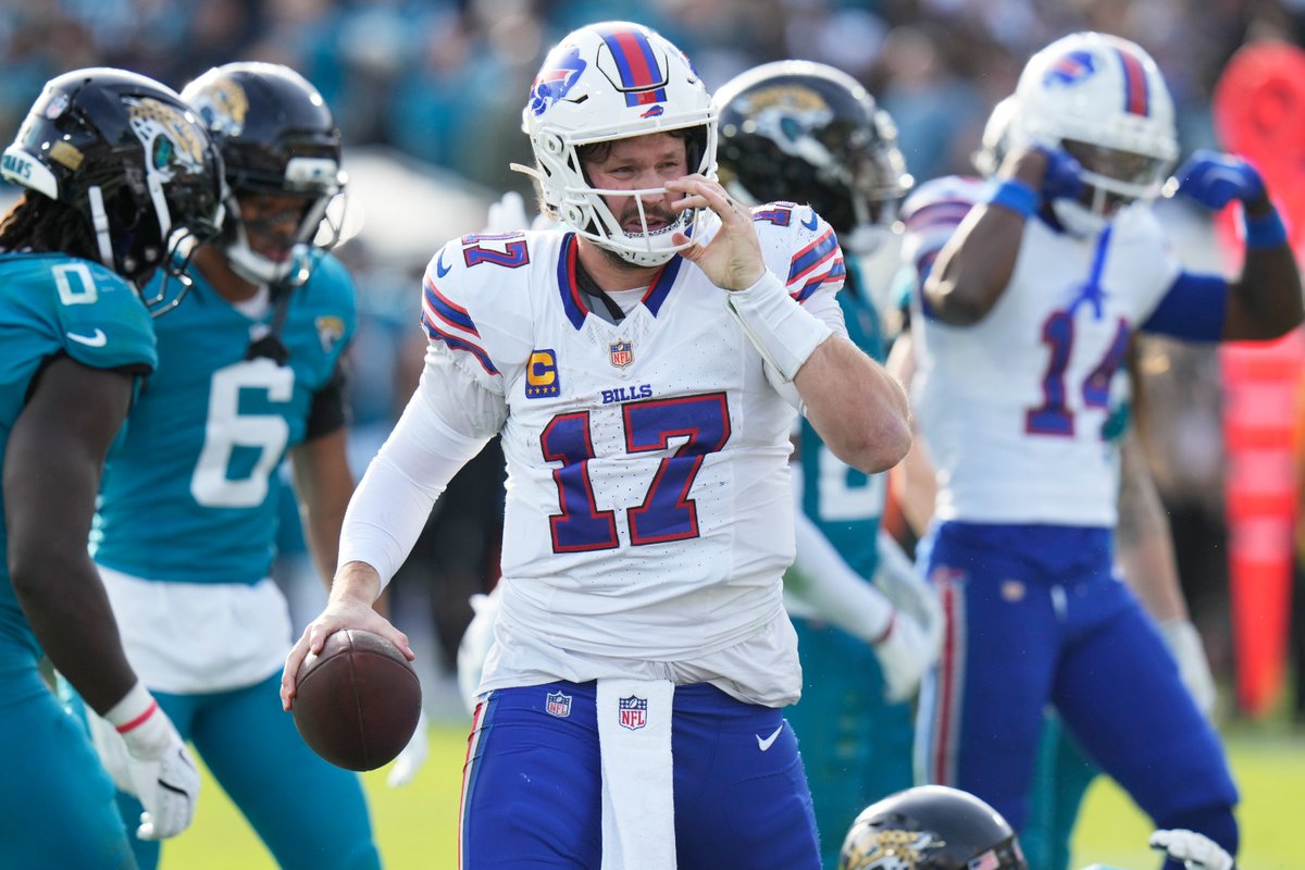 El_Universal_Mx's tweet image. 🦬🏈 Los Bills de Buffalo eliminan de forma agónica a los Jaguars de Jacksonville...

Josh Allen soportó un castigo, repartió golpes y le dio a Buffalo su primera victoria en playoffs fuera de casa en más de tres décadas, al superar el domingo 27-24 a Jacksonville en en la ronda…