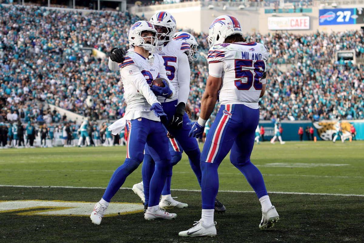 El_Universal_Mx's tweet image. 🦬🏈 Los Bills de Buffalo eliminan de forma agónica a los Jaguars de Jacksonville...

Josh Allen soportó un castigo, repartió golpes y le dio a Buffalo su primera victoria en playoffs fuera de casa en más de tres décadas, al superar el domingo 27-24 a Jacksonville en en la ronda…