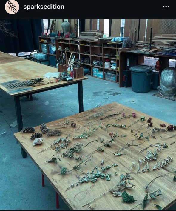 monienyamjun's tweet image. Ikutan yah soalnya belum ada yg nyebutin ini. Di tengah gempuran era digital, Namjoon melahirkan indigo dengan memakai cyanotype, teknik fotografi paling tua. Mengcapture bunga dan daun kering. Pemakaian cynotype ini selaras dengan pesan dari beberapa lagu yg ada di album indigo.