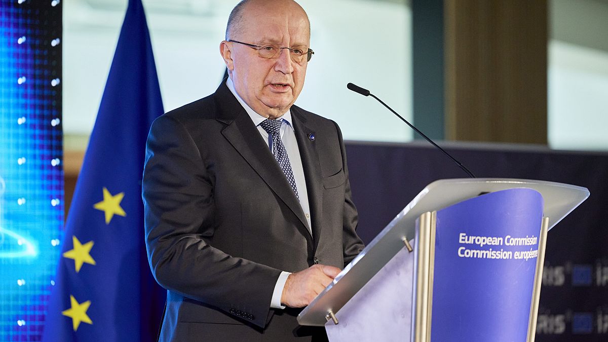 NXT4EU's tweet photo. EU Defense Commissioner Andrius Kubilius proposes to create a European Army of 100.000 troops.

It would protect Europeans against global threats 🇪🇺 https://t.co/OcTwIDQBSg