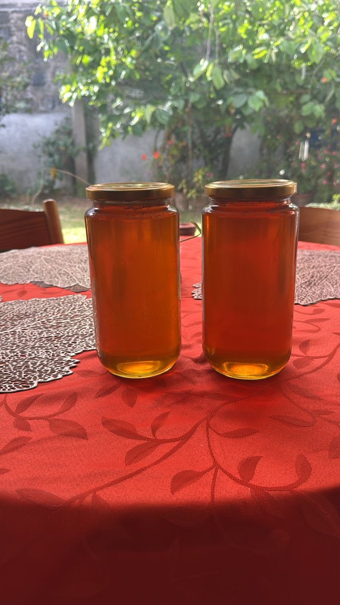 Amigos de #Quito, apoyen el emprendimiento de mi papá por favor ! 
Miel de abeja 100% pura y recién cosechada, no aditivos, no azúcar, no colorantes. 
Ayúdenme a compartir para llegar a más gente por favor 🙏🏽