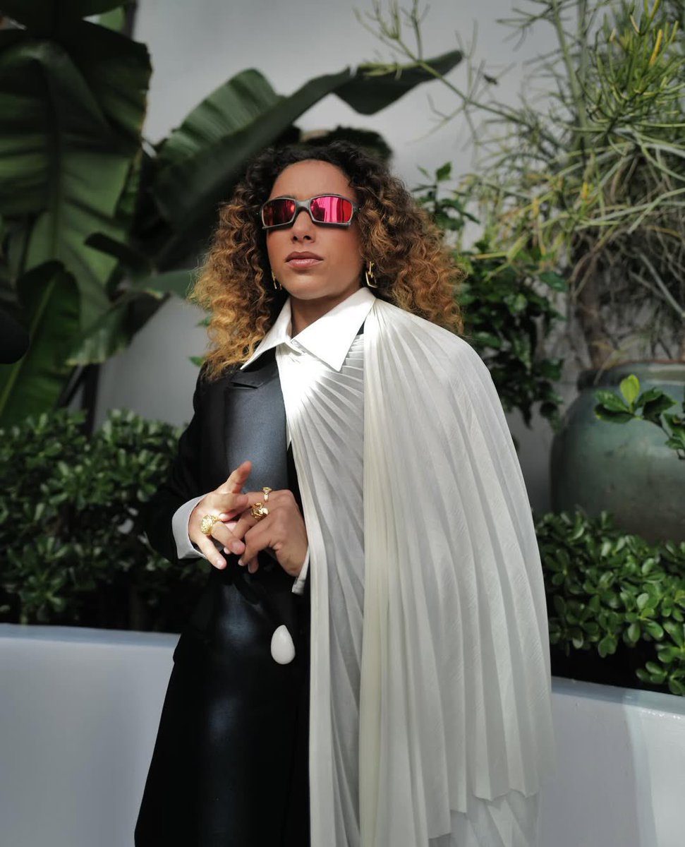 tracklist's tweet image. REPRESENTANDO O BRASIL! 🇧🇷 Alice Carvalho (O Agente Secreto) lindíssima para o #GoldenGlobes. 🤩