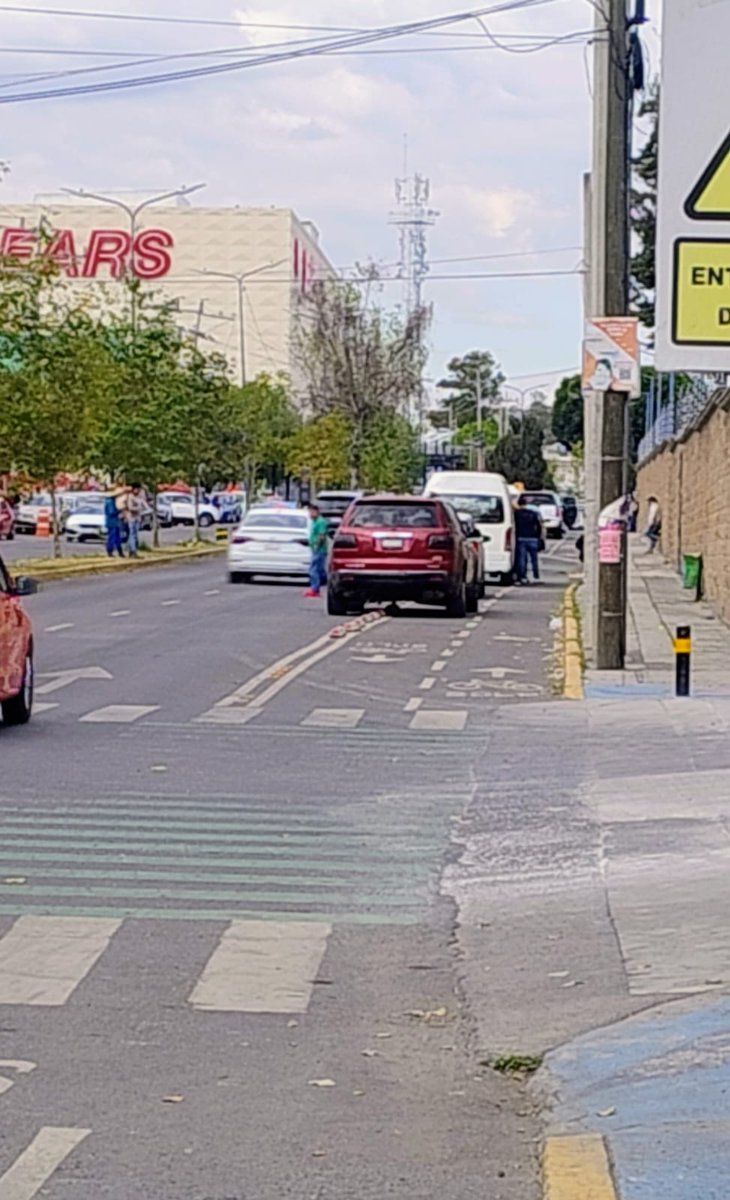 Hola, <a href="/SSC_Pue/">SSC Puebla</a> , la #ciclovía de Av. Tecnológico es invadida por los vehículos que se ponen en el tianguis de autos.
#denunciaciudadana
#Puebla
Ccp. <a href="/PueblaAyto/">Puebla Gobierno de la Ciudad</a> 
<a href="/pepechedrauimx/">Pepe Chedraui 🇲🇽</a>