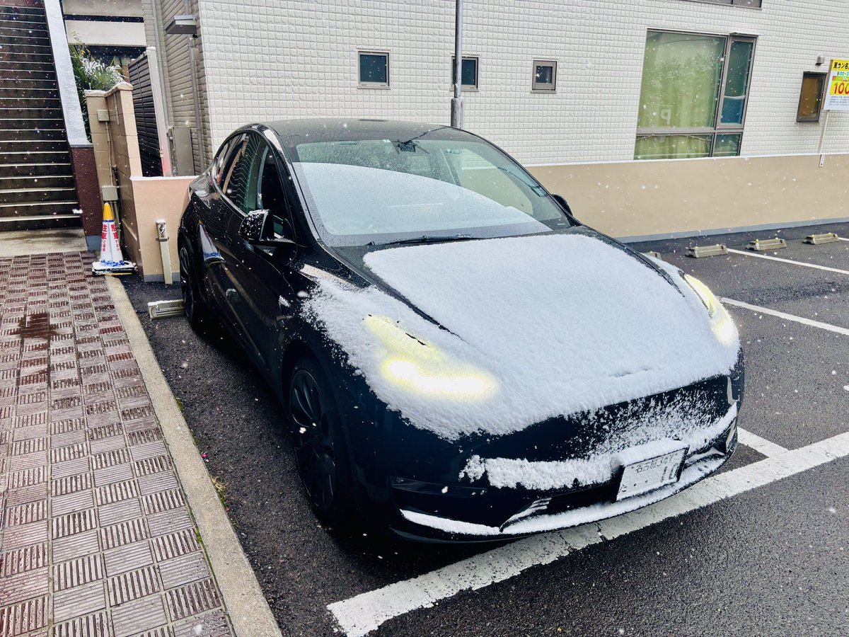 m00000000min's tweet photo. 電気自動車ボンネットの雪溶けなすぎる約40分 20 km走行後でこれ🚗³₃
そして履き物ミスったサメが雪食べてる❄️🦈
#AIBECK #FREEDAM #空を見上げの歌詞のとこで空を見上げる https://t.co/IJ2im9o8hr