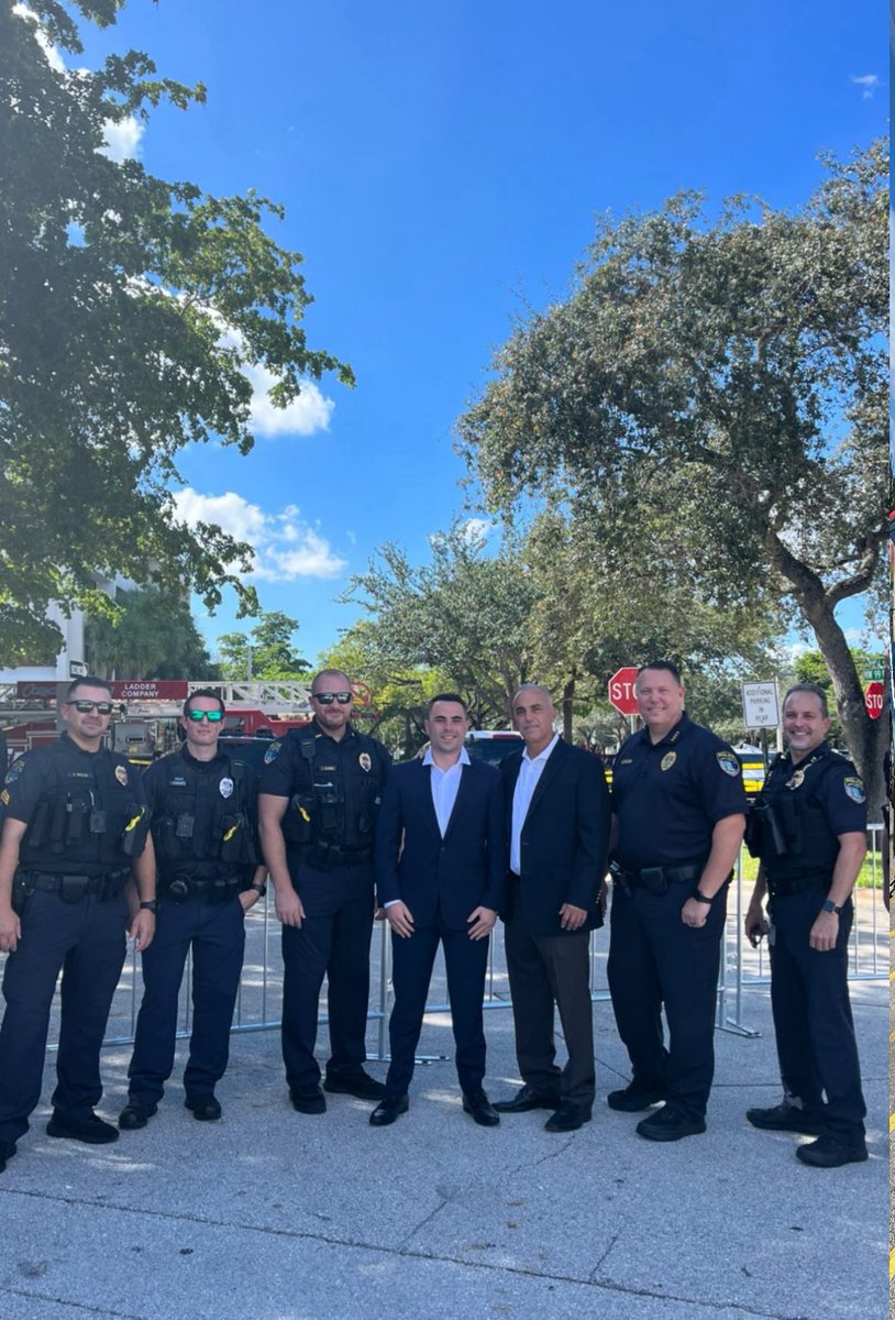 PollackHunter's tweet photo. While some continue to attack &amp; undermine law enforcement, now more than ever we need to stand strong in support of the brave men &amp; women who protect our communities every day.  

Thank you to these heroes! 🇺🇸💙 https://t.co/fGbtaboFyI