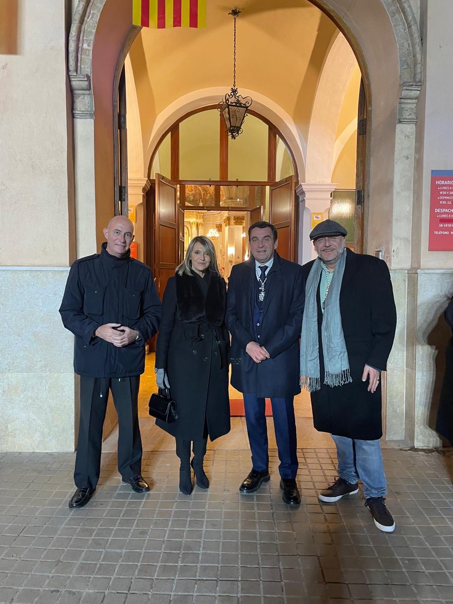 MncGCS's tweet image. 🐷Celebramos la tradicional procesión y hoguera de @AntonianosVal como actos intermedios previos al día grande de la fiesta.

Sant Antoni Abat es el primer santo de enero y así lo hemos vivido.