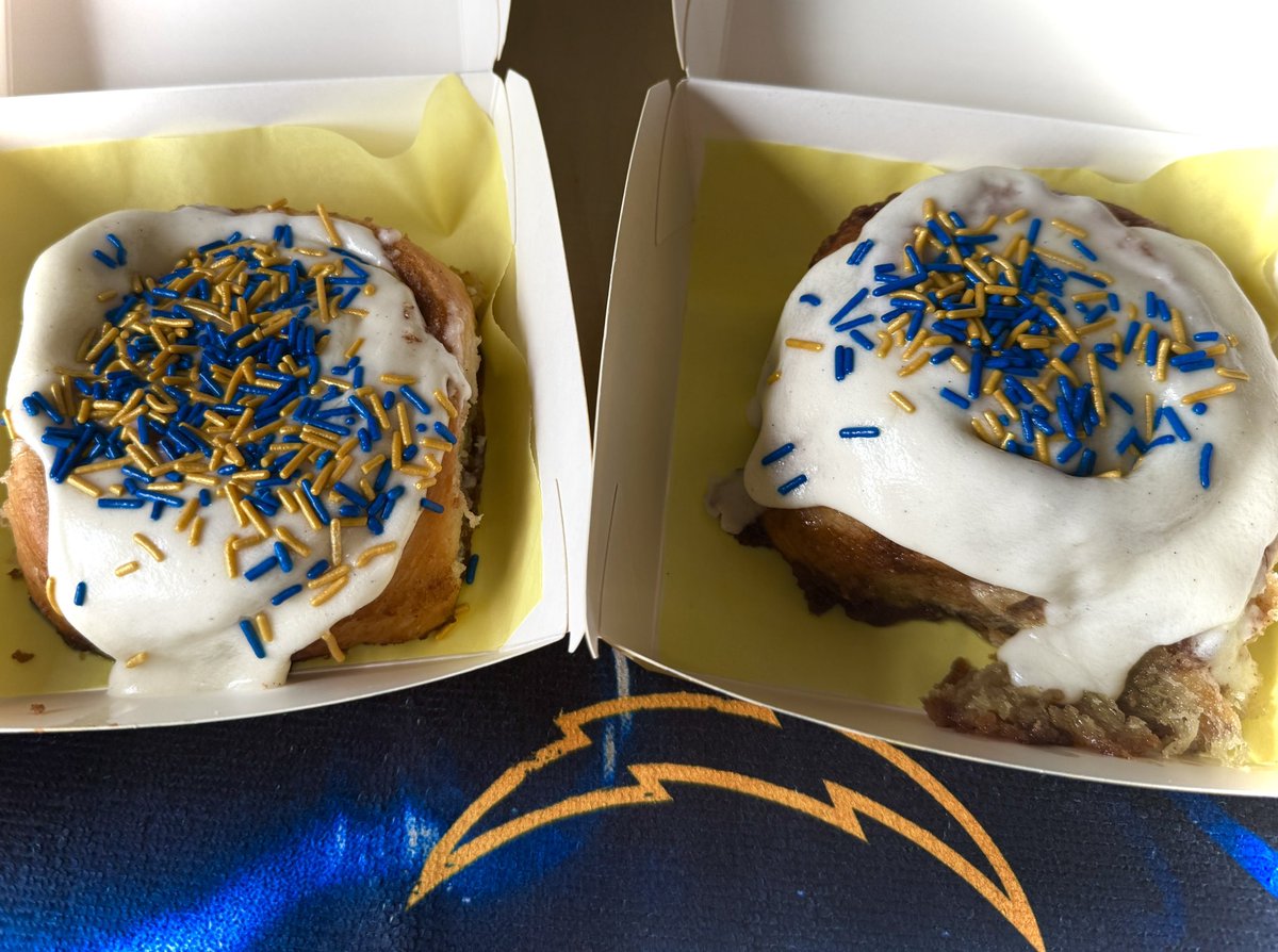 Boltaholic's tweet photo. Rally towel in effect - thanks #allaboutthecinnamon for delicious cinnamon rolls and supporting #boltfam #chargers https://t.co/k7bwy68roG