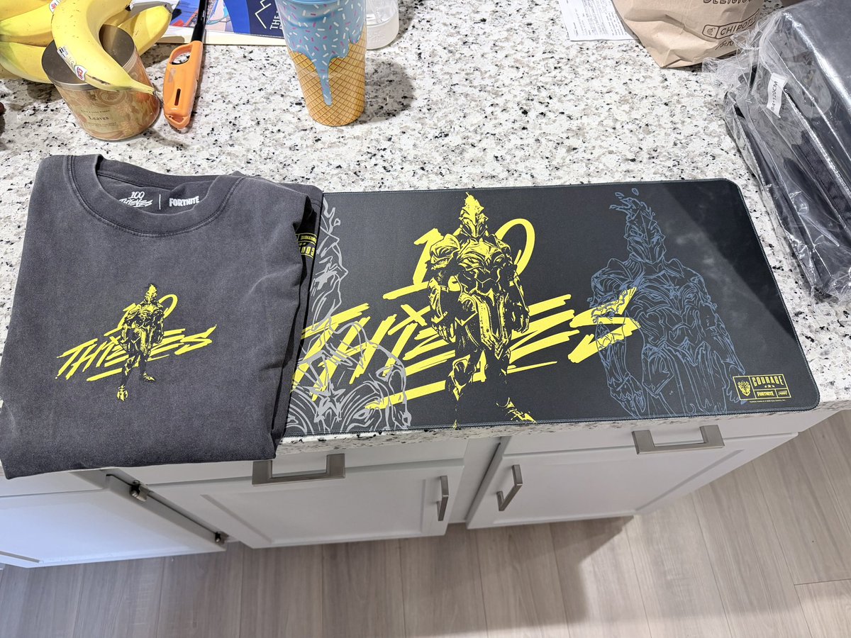 Leenyx_'s tweet photo. Aye! @CouRageJD #100thieves #merch https://t.co/zBA3G2m6Z5