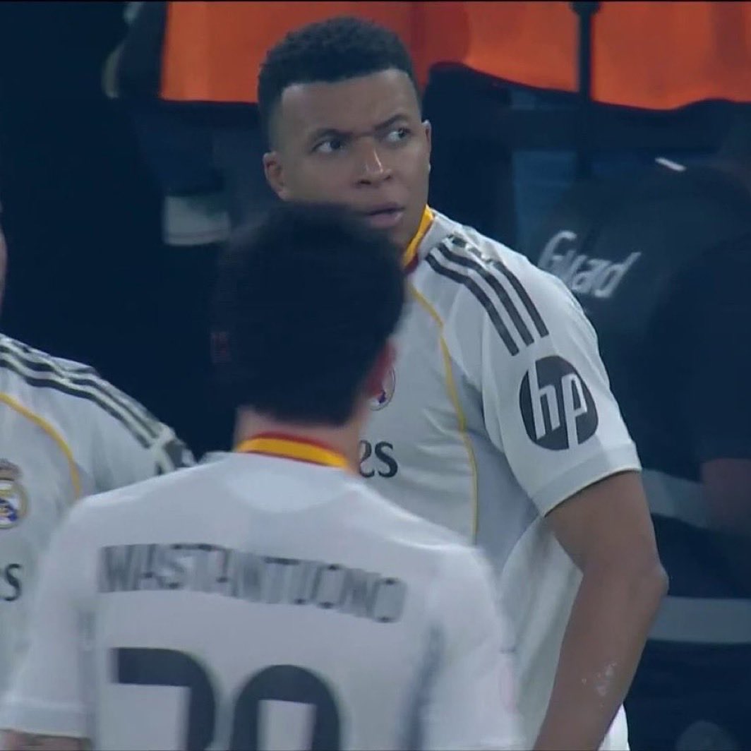 Le hacen esta entrada a Kylian Mbappé nada más entrar sabiendo que está tocado de la rodilla pues con toda la razón del mundo le dice Mbappé a sus compañeros que ni pasillo ni hostias, al vestuario todo el mundo.