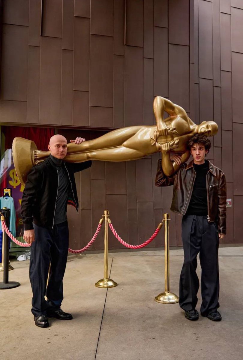 второй год кряду обречена следить за наградным сезоном из-за двух мальчишек, которые снялись в крохотном малобюджетном проекте с русскими персонажами, а в них влюбился весь голливуд и таскает по кинопремиям и модным светским раутам.
как говорится, если бы мне давали по монете...