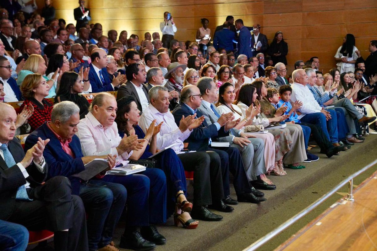 #FPComunica |

Compartimos imágenes de la puesta en circulación del libro _“Nunca fue bueno tanto olvido”,_ autoría de <a href="/Daniel_Beltre/">Daniel Beltré</a> López, miembro de la Dirección Política de la FP.

A la misma asistió nuestro presidente <a href="/LeonelFernandez/">Leonel Fernández</a>.

📍: Auditorio Juan Bosch de la