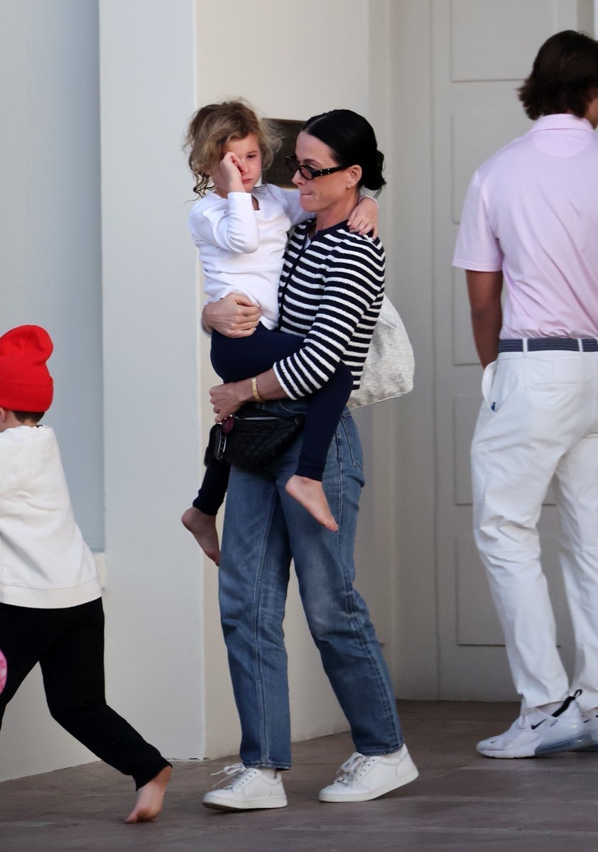 hellokatheryn's tweet image. ela ta enormeeeeee