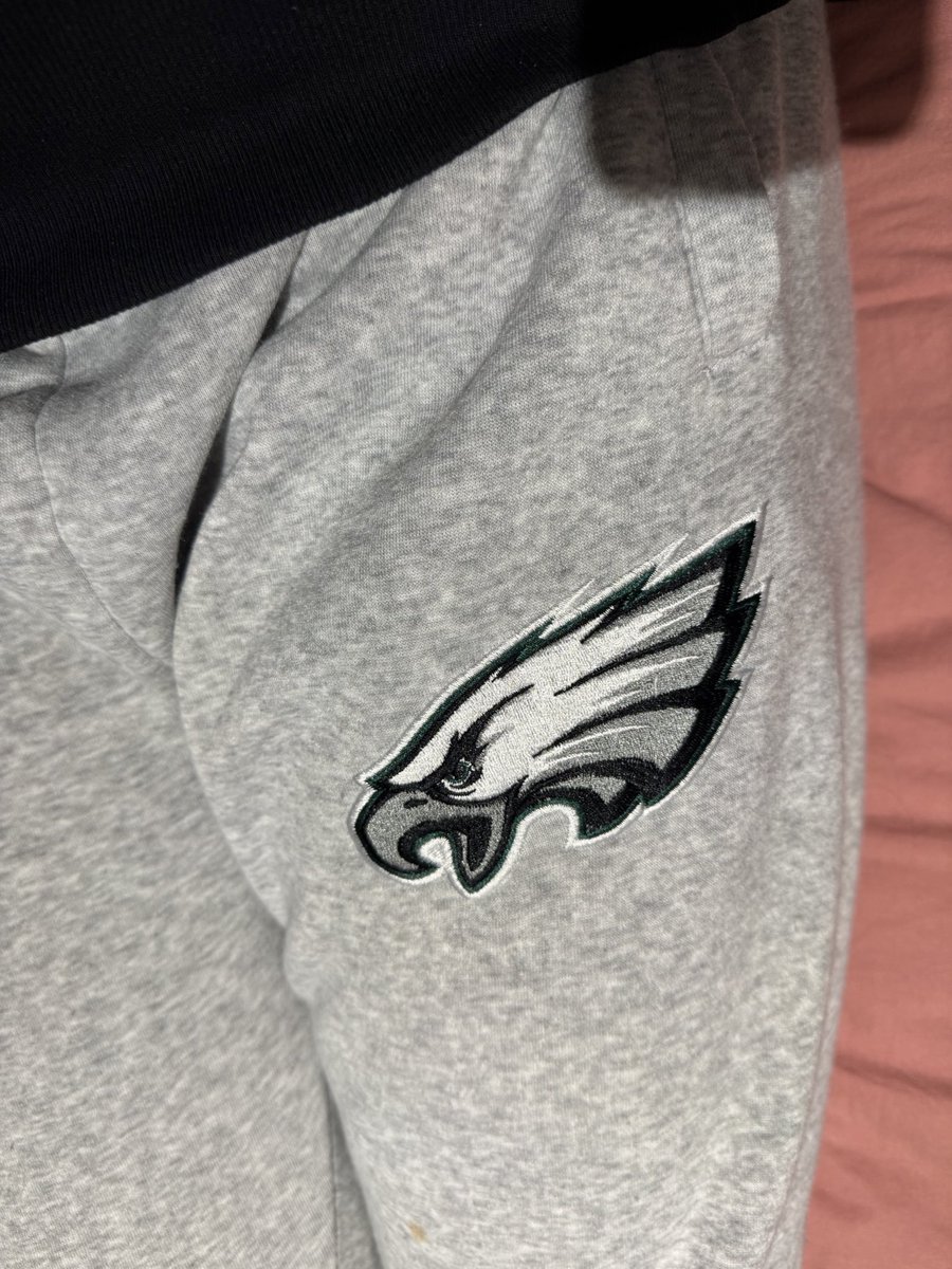 agathe94's tweet photo. Finally got home and changed to watch the @Eagles game in my new favorite pair of sweatpants (the only pair I own 😅) @JasonKelce https://t.co/nyzoouw11S
