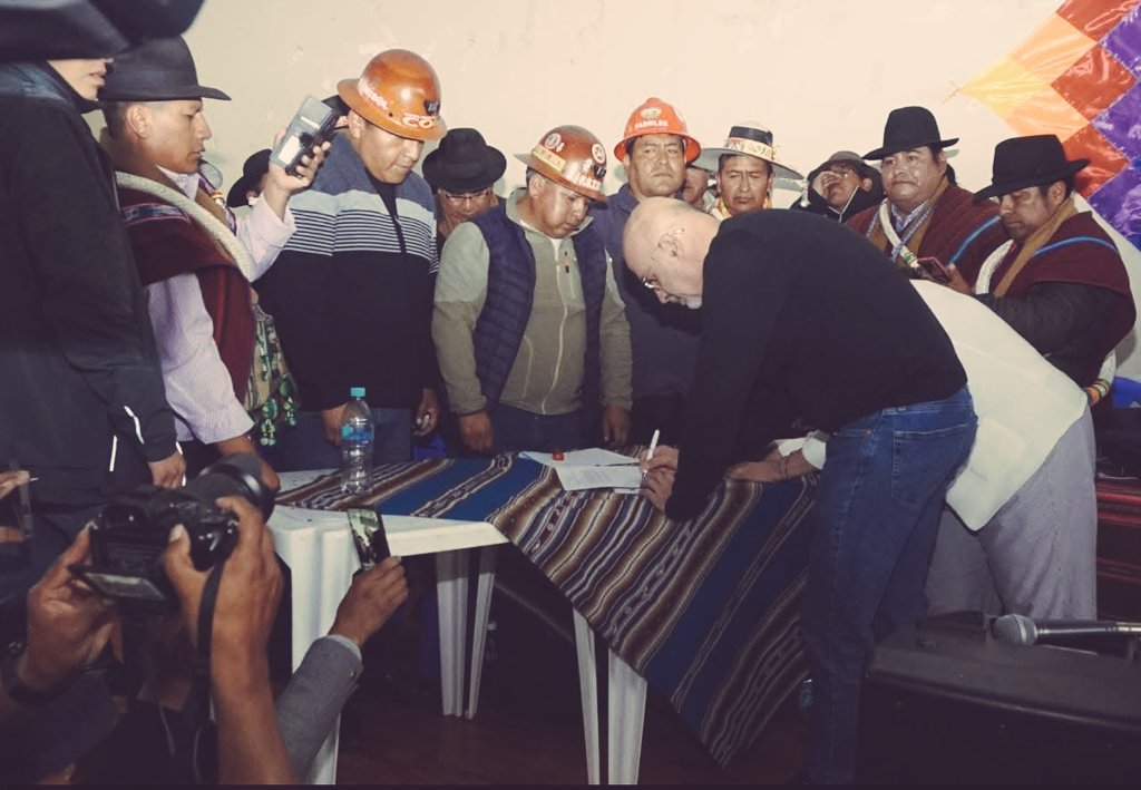 Ni en los peores momentos de debilidad e improvisación de la ex presidenta constitucional Jeanine Áñez se había visto una capitulación tan humillante ante los parásitos de la COB como la que está protagonizando ahora este Gobierno electo...para qué⁉️ 🤌🏻