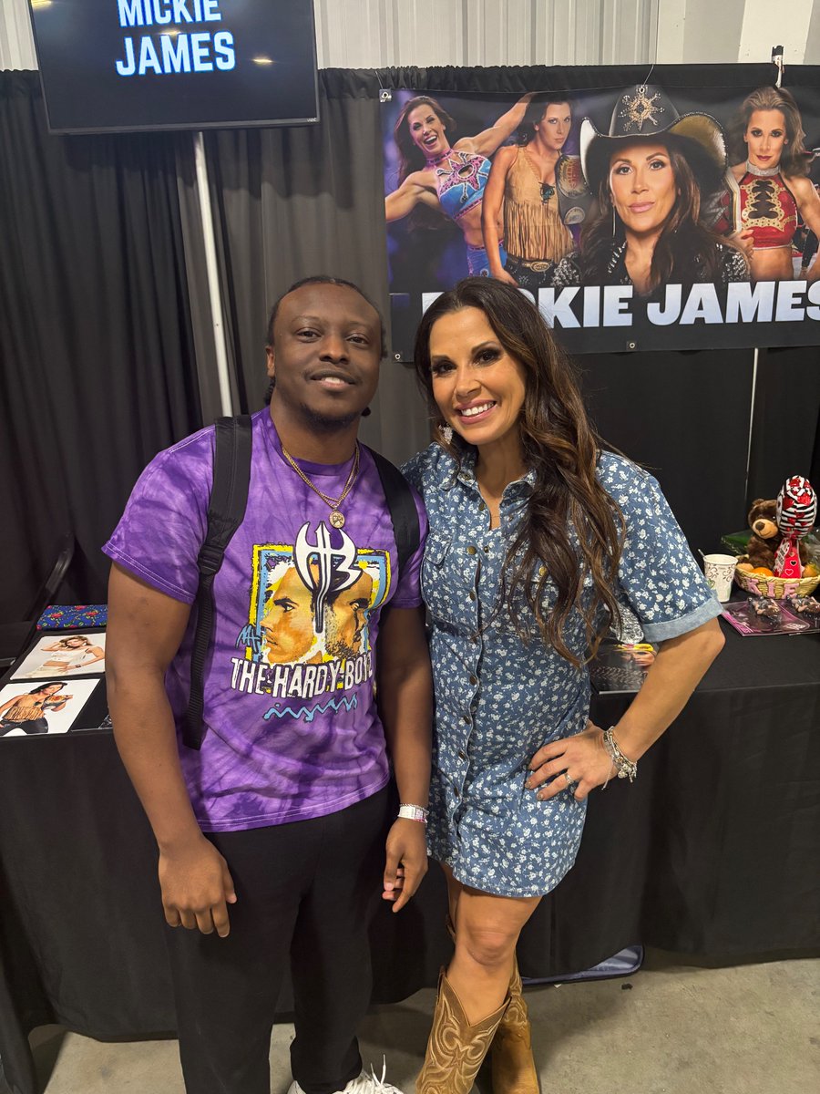 Honor meeting <a href="/MickieJames/">Mickie James~Aldis</a> at the central Comic-Con , #centralcomiccon #MickieJames