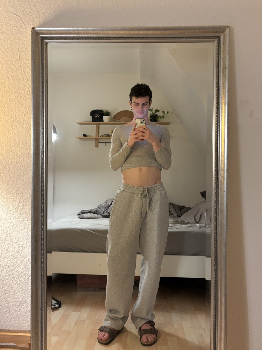 FerrenShaun's tweet photo. acquired some classic fuckboy gray sweats https://t.co/1dxyXMusTk