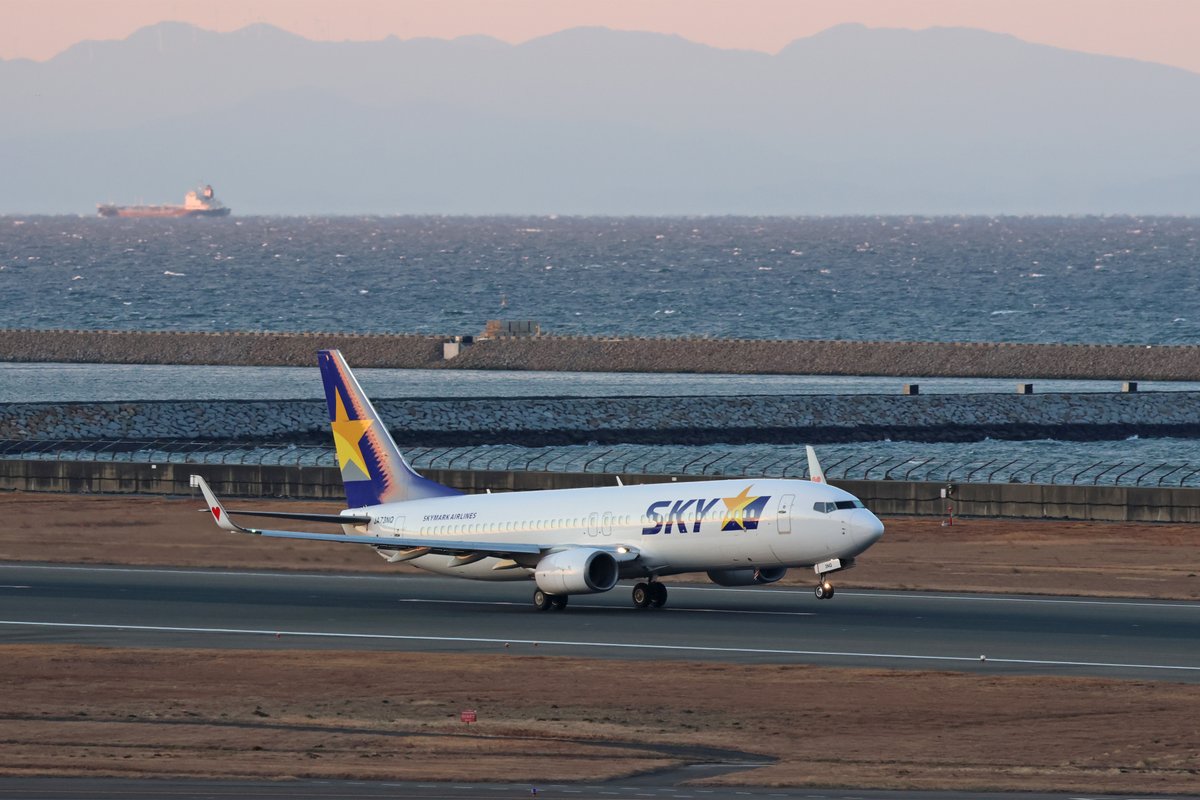 今朝も朝のスカイマークとPeachの札幌便が朝日を浴びてセントレアを