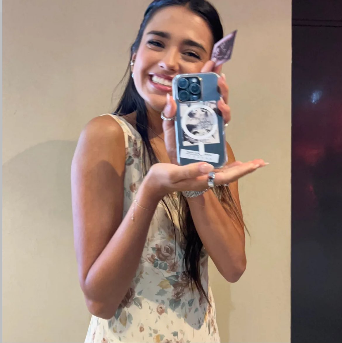 lietogrl's tweet image. si hablan del sticker d la foto no es ni franco ni senna, es un sticker de refi (su hermano) lo hizo mi amiga alle y se lo regalo un dia q la vimos en un evento🫰 lo tiene pegado en su funda desde ese dia @daylightzeki t amo