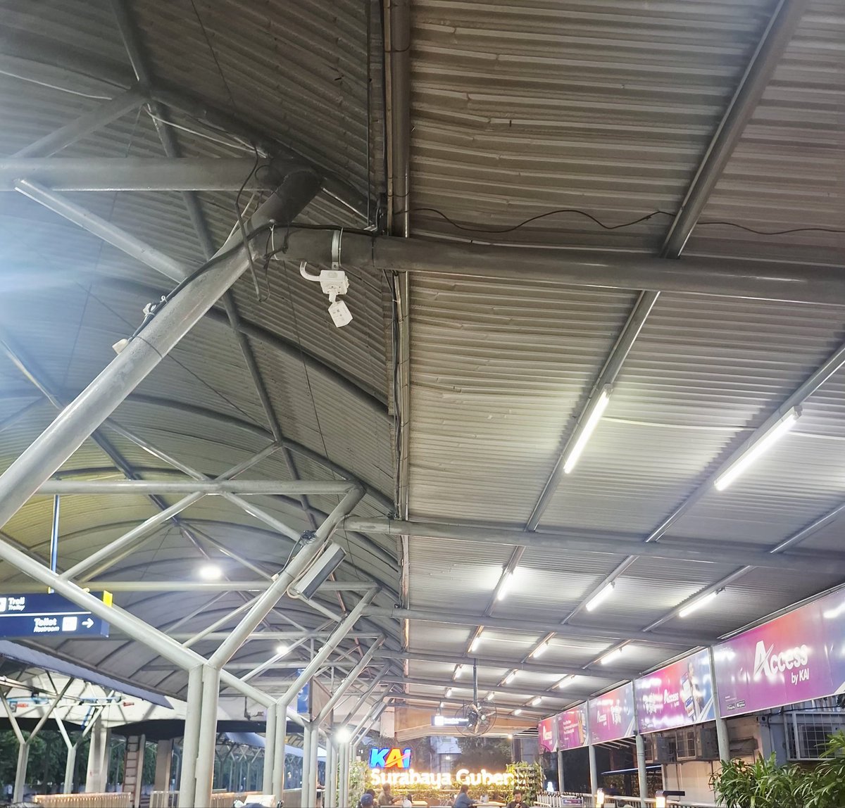 Stasiun gubeng nyamuknya gakuat banyak banget buset😭