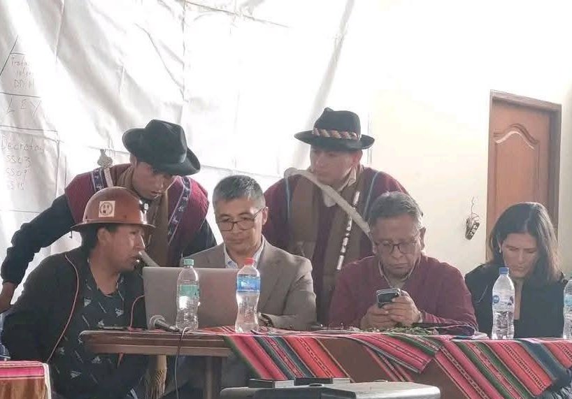 No te pueden hacer redactar un nuevo decreto estos orcos parásitos que apenas pueden hablar español, es una bajada de pantalón histórica, traicionaron a la gente para ceder a favor de la delincuencia sindical <a href="/g_espinoza/">José Gabriel Espinoza Y.</a> <a href="/joseluislupo/">Jose Luis Lupo</a> <a href="/Ofiprebo/">Oficina del Presidente Rodrigo Paz Pereira</a> <a href="/Rodrigo_PazP/">Rodrigo Paz Pereira</a>