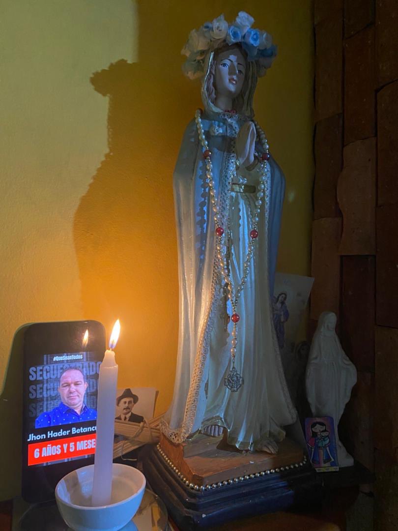 ClaudiaM201077's tweet photo. Una vela por cada nombre, una oración por cada familia rota. Hoy pedimos por la libertad de Jhon Hader Betancurt y de TODOS  los presos políticos. Que la luz de esta vigilia abra las puertas de las celdas. ¡Los queremos en casa! 🕯️🇻🇪
#QueSeanTodos #11Ene2026 https://t.co/oEA1IeV9g2