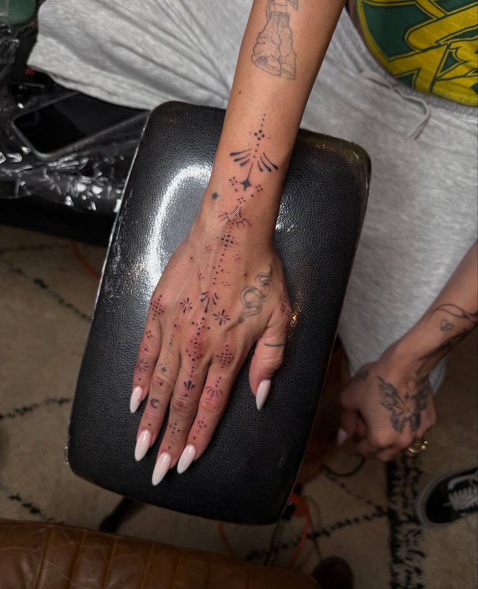 PeruconTini's tweet image. Tini Stoessel se realizó más tatuajes en su mano 😍❤️