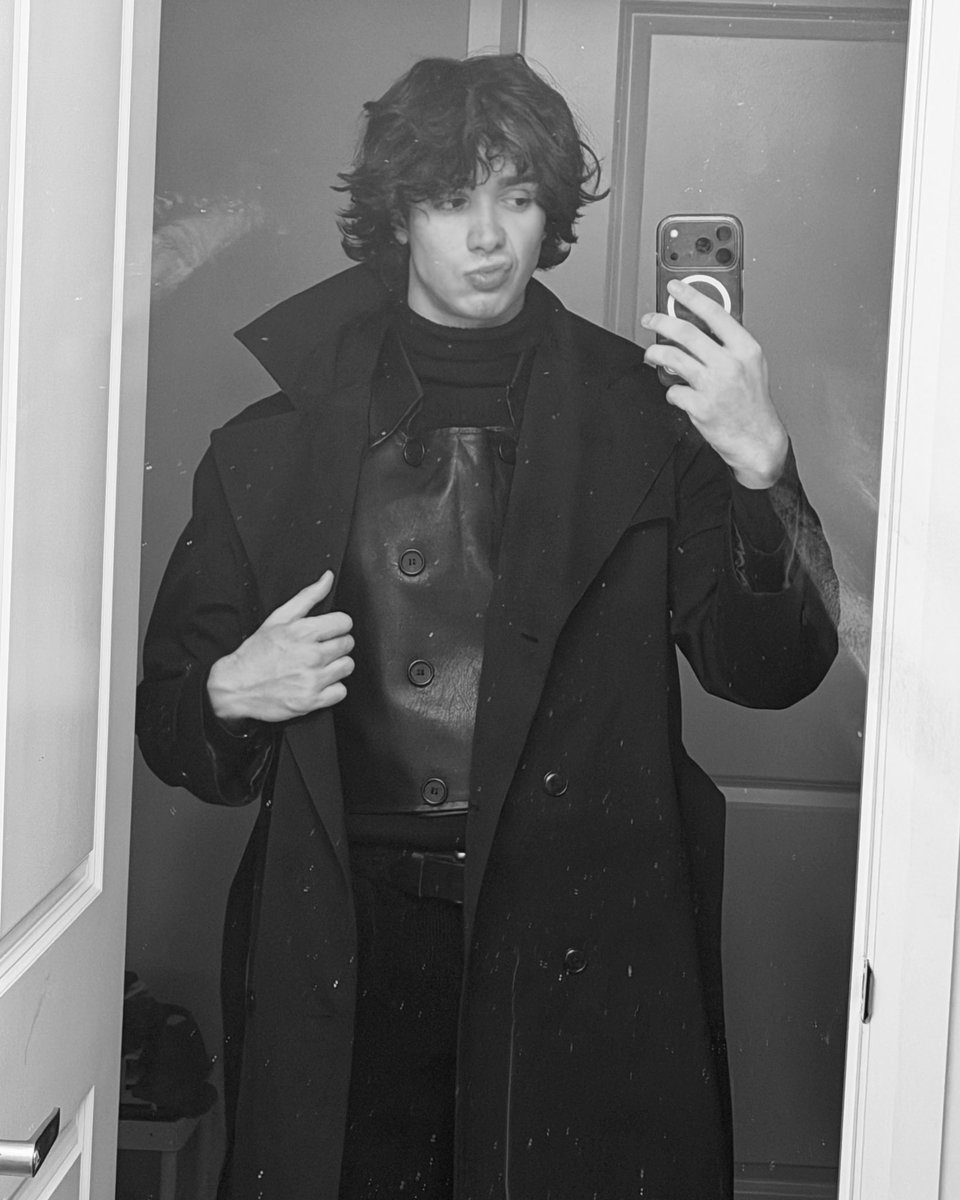 capitalspidey's tweet image. Spent almost an hour looking for my noir gloves to do a night shoot and didn’t find them… RIP 🥀