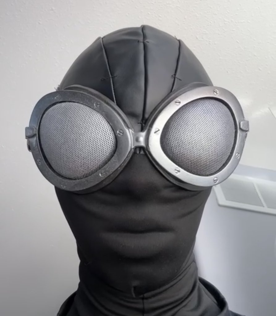 capitalspidey's tweet image. Spent almost an hour looking for my noir gloves to do a night shoot and didn’t find them… RIP 🥀