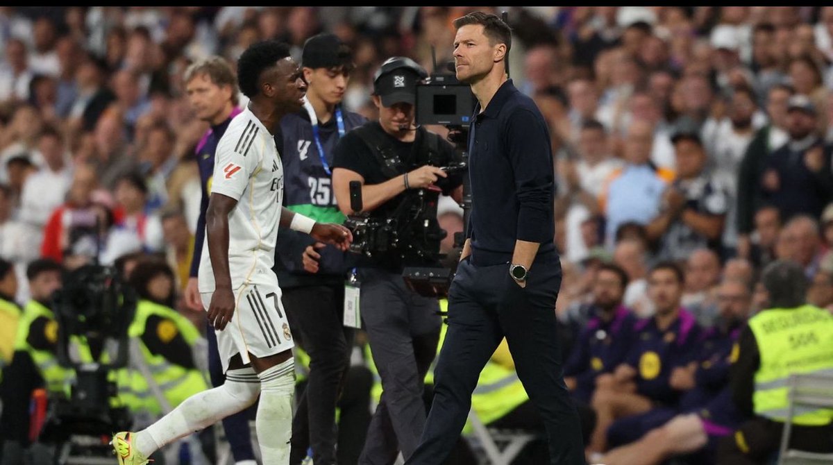 Nunca me olvidaré de esta foto, por qué en ese momento <a href="/XabiAlonso/">Xabi Alonso</a> se convirtió en el bueno y <a href="/vinijr/">Vini Jr.</a> en el malo, despues de un tiempo, hoy nos hemos dado cuenta quién es el bueno de una historia mal contada.