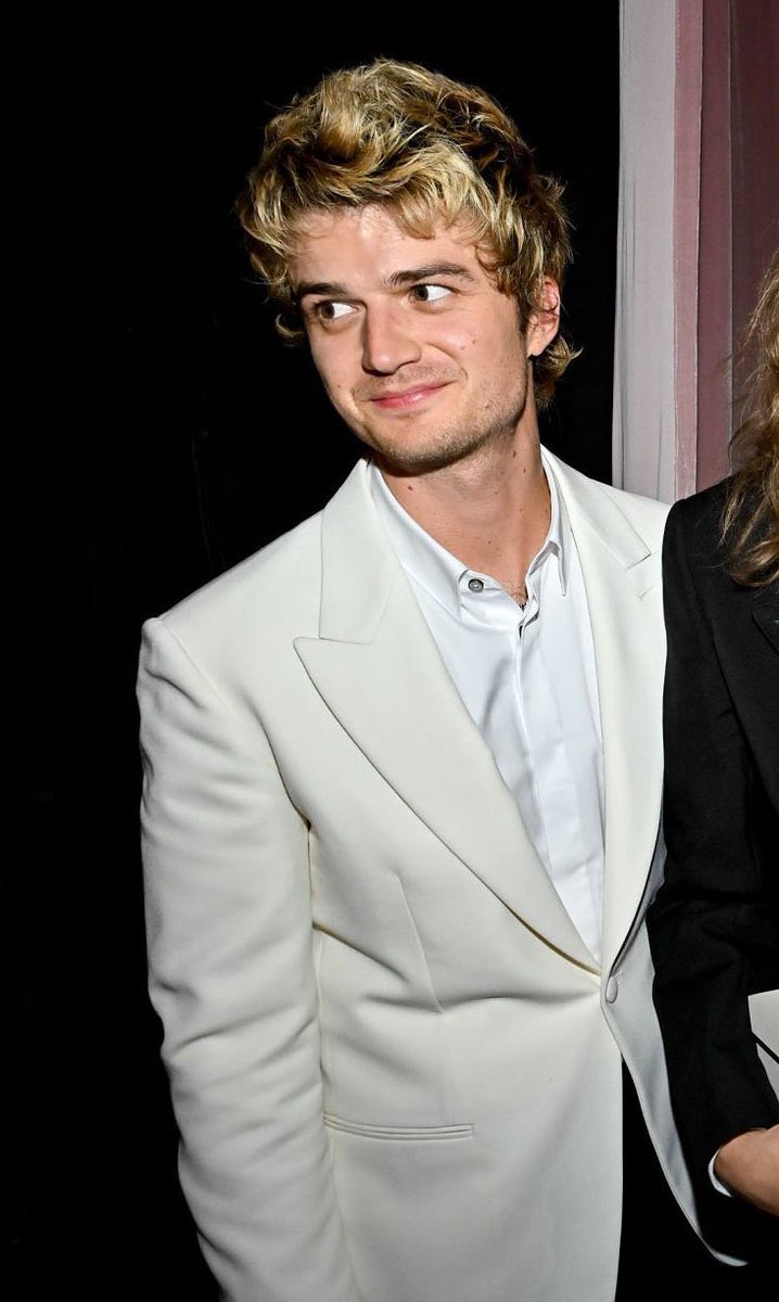 sunnydjo's tweet image. joe keery… ur big brown eyes are too boba… ur ass too fat… ur swag too unmatched… they are coming after you