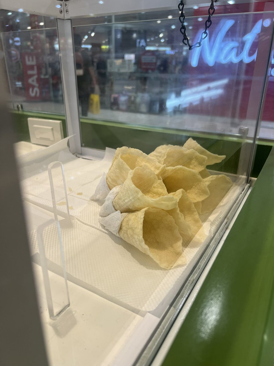 Is anyone else raving about this ice cream in Robinsons Galleria? I feel like this Bohol-bred ice cream brand “The Buzzz” is SLEPT on! SO CREAMY, made guiltlessly sweet by honey. PLUS, I never thought cassava would make an ideal ice cream cone, but these go SO WELL TOGETHER.