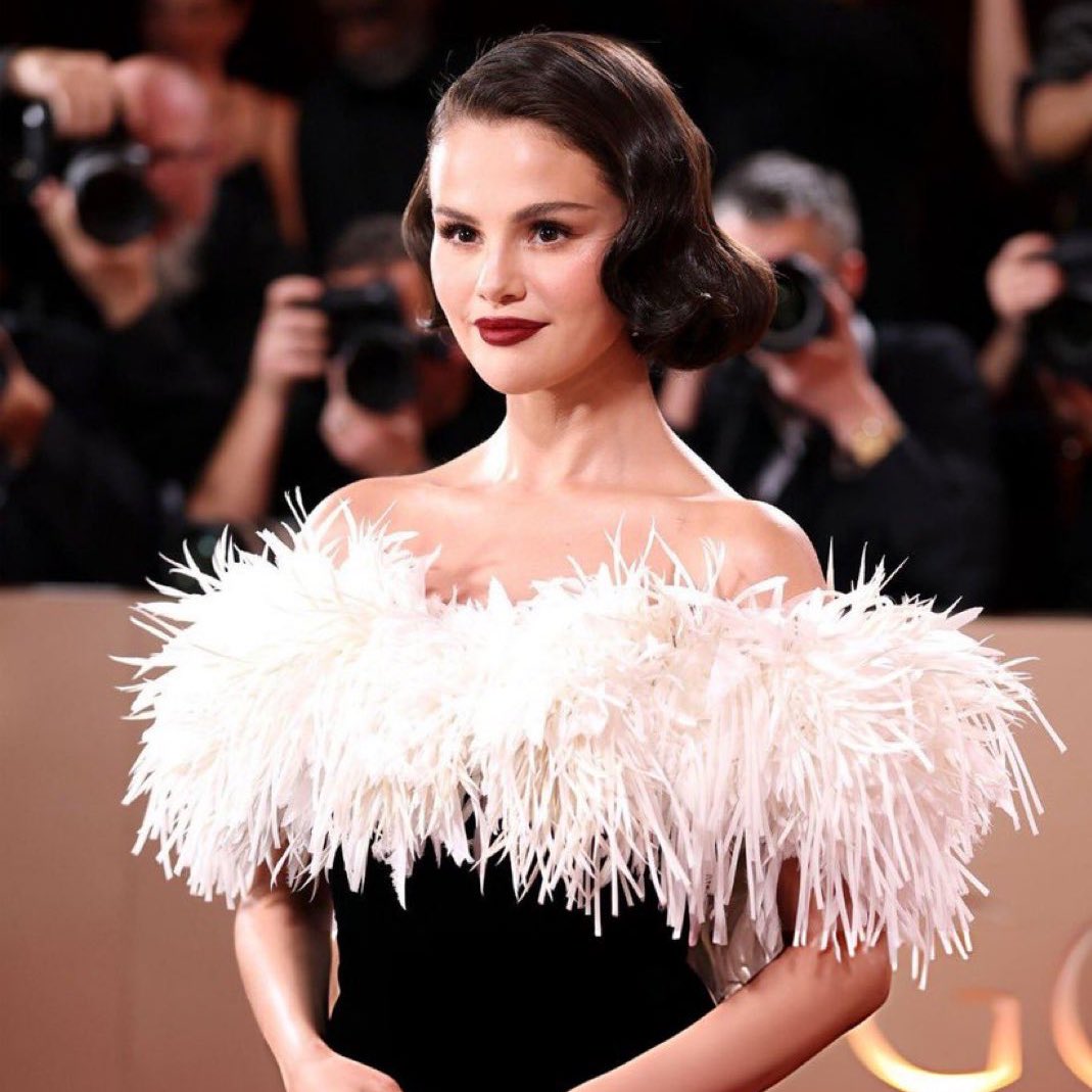 fiImfag's tweet photo. Vogue and Harper’s Bazaar have named Selena Gomez as the best dressed at the 2026 #GoldenGlobes https://t.co/qr88Fuj3Ih