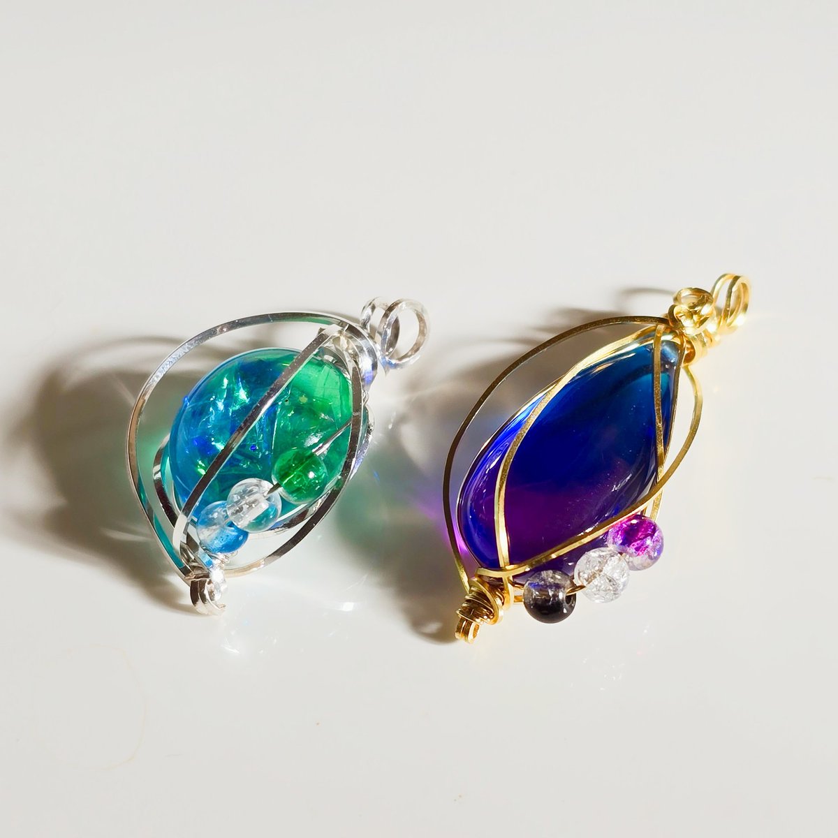 chunnrin's tweet photo. レジンとワイヤーとガラスビーズの融合。
修行の成果は出ただろうか…。

#レジン #ハンドメイド #ファンタジー #レジンネックレス #ワイヤーアートアクセサリー https://t.co/Z97TPl5gHM