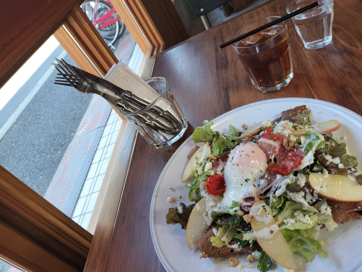 京都旅二日目。
ずっと憧れていた京都迎賓館へ。
工芸品や装飾の美しさに息をのんで、空気まで違って感じた。
お昼は御所近くのクレープ屋さん。無機質な空間で食べる、やさしくて美味しい一枚。