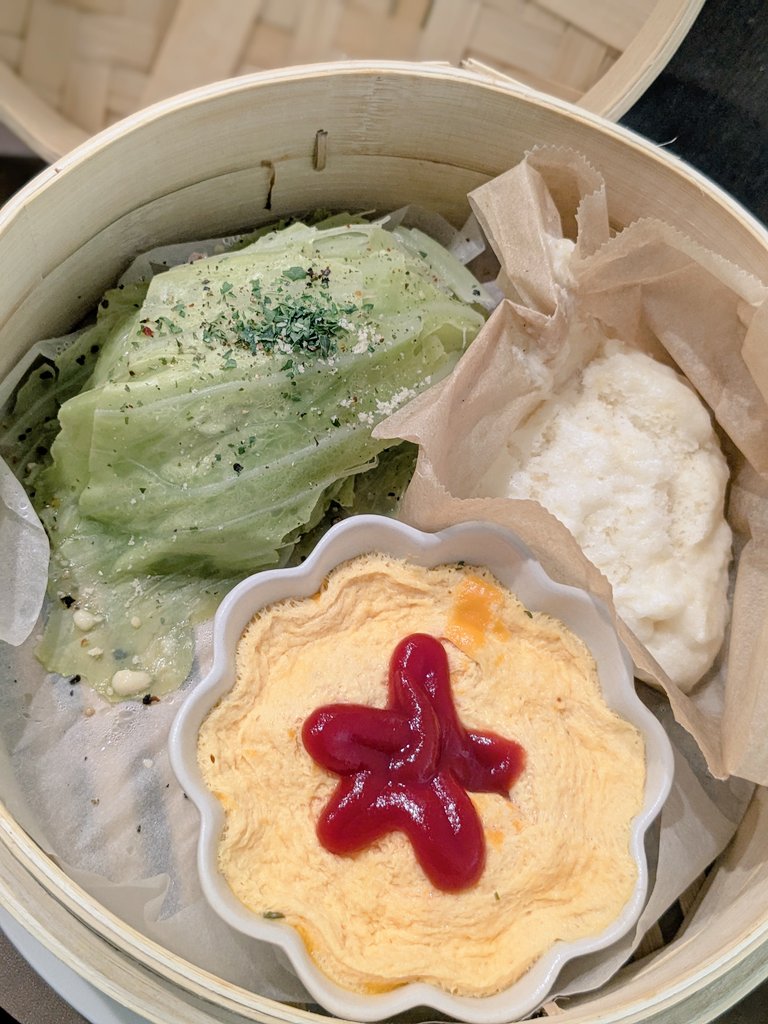 pasomasooo's tweet image. 今日は蒸籠で蒸しパンランチ✨
娘に蒸しパンの生地混ぜてもらいました🙌🏻
オムレツとなんちゃってロールキャベツと一緒に頂きました🙏
娘も完食👏👏👏
