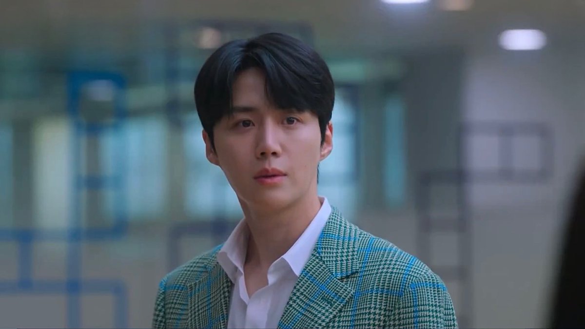 kdrama_devotee's tweet photo. Gantengnya tuh gimana ya. Bukan yg ganteng karena tampan. Tapi ganteng angst, yearning, kecintaan gitu. Paham gak.......

Bahkan outfit biru ijo ngejreng itu nggak mengurangi kegantengannya. https://t.co/9DMrhcjdEA